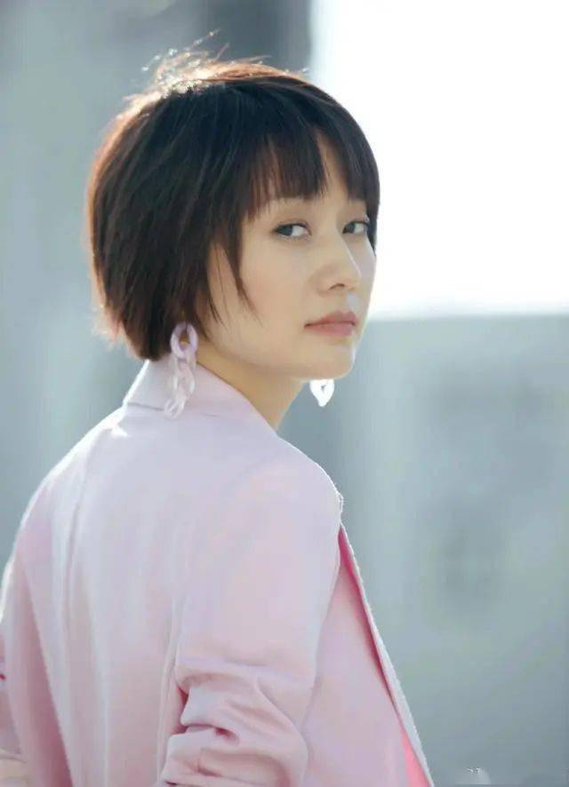 马伊琍新发型真好看,换刘海短发气质减龄,穿粉色西装美回少女样_造型