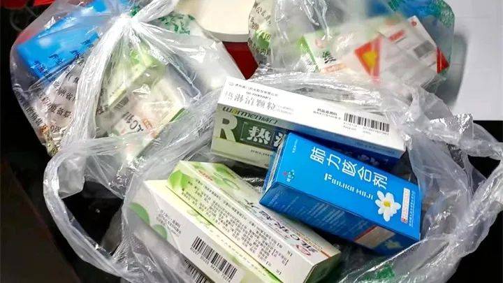 其中,a包药物为氨咖黄敏片(速效感冒片)一盒,热淋清颗粒一盒,克咳胶囊