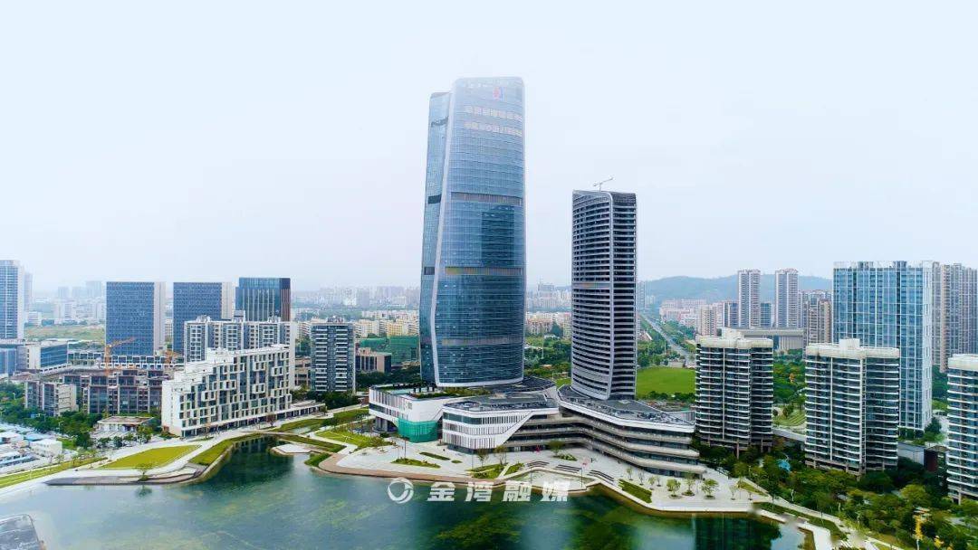 被市民称为"双子塔"的金湾华发国际商务中心42年后,从金湾高空俯瞰