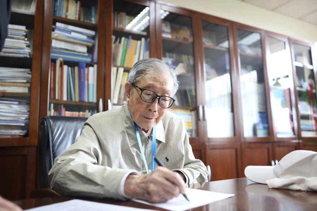 跨越七十年的石油情——一幅寿联与四封书信的故事_李德生_李敬_李红