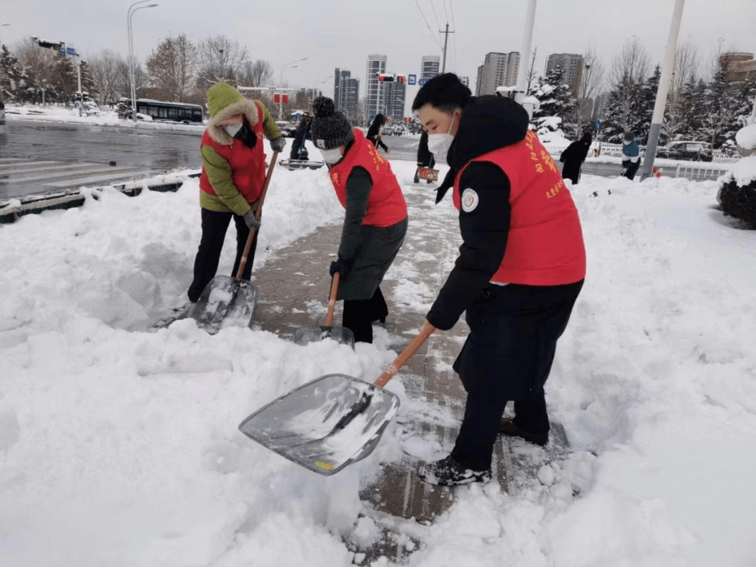 扫雪除冰保畅通 文登区青年志愿者在行动