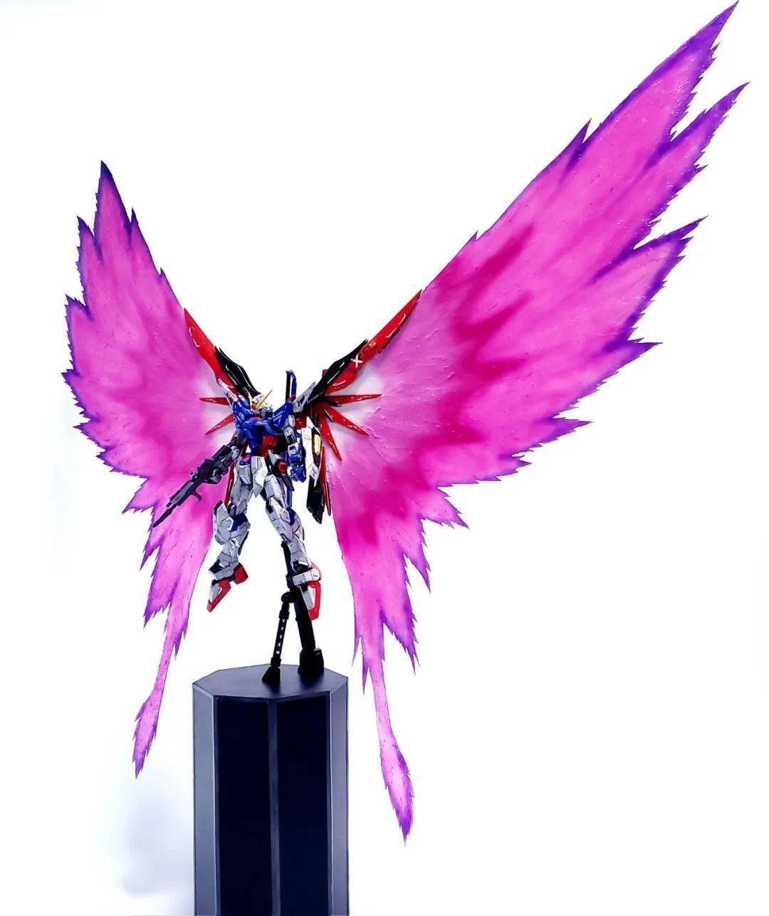 之前见过不少光翼,但没见过这么大的光翼,这台光之翼命运高达属实足够