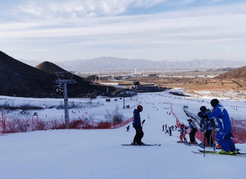 后冬奥时代市民“上冰雪”热情高涨，京郊各大雪场人气儿敏捷上升