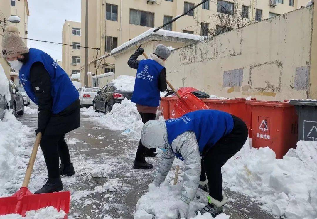 扫雪除冰保畅通 文登区青年志愿者在行动