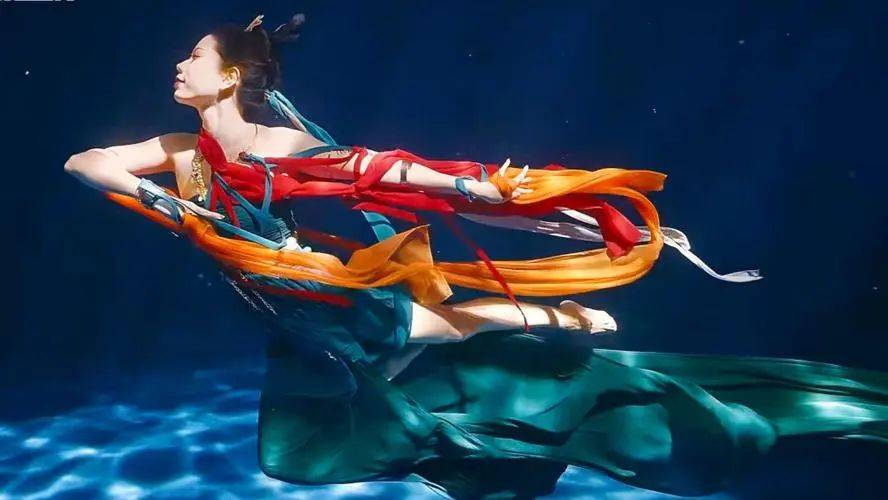 去年端午节,河南卫视捧红了以敦煌飞天为灵感的水下舞蹈《祈》,富有