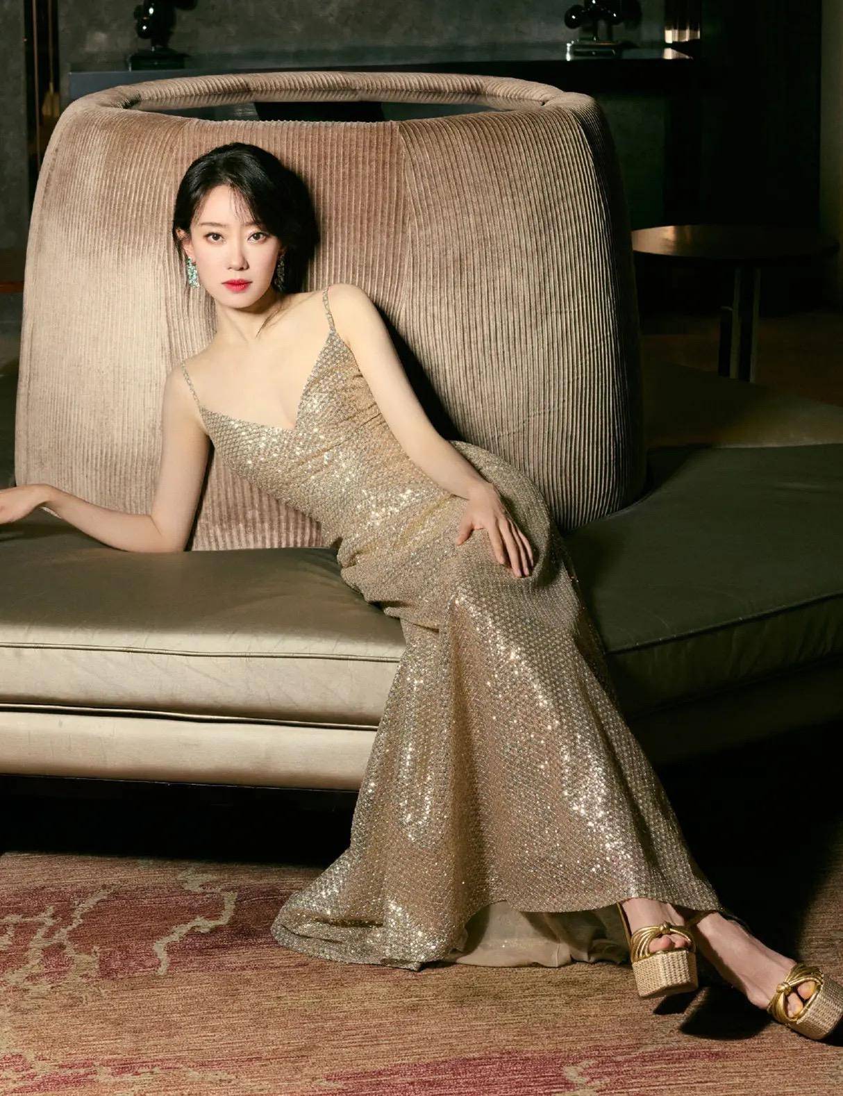 36岁的张小斐厉害了,穿露背裙秀出蝴蝶背,不仅不土还很优雅性感_剪裁