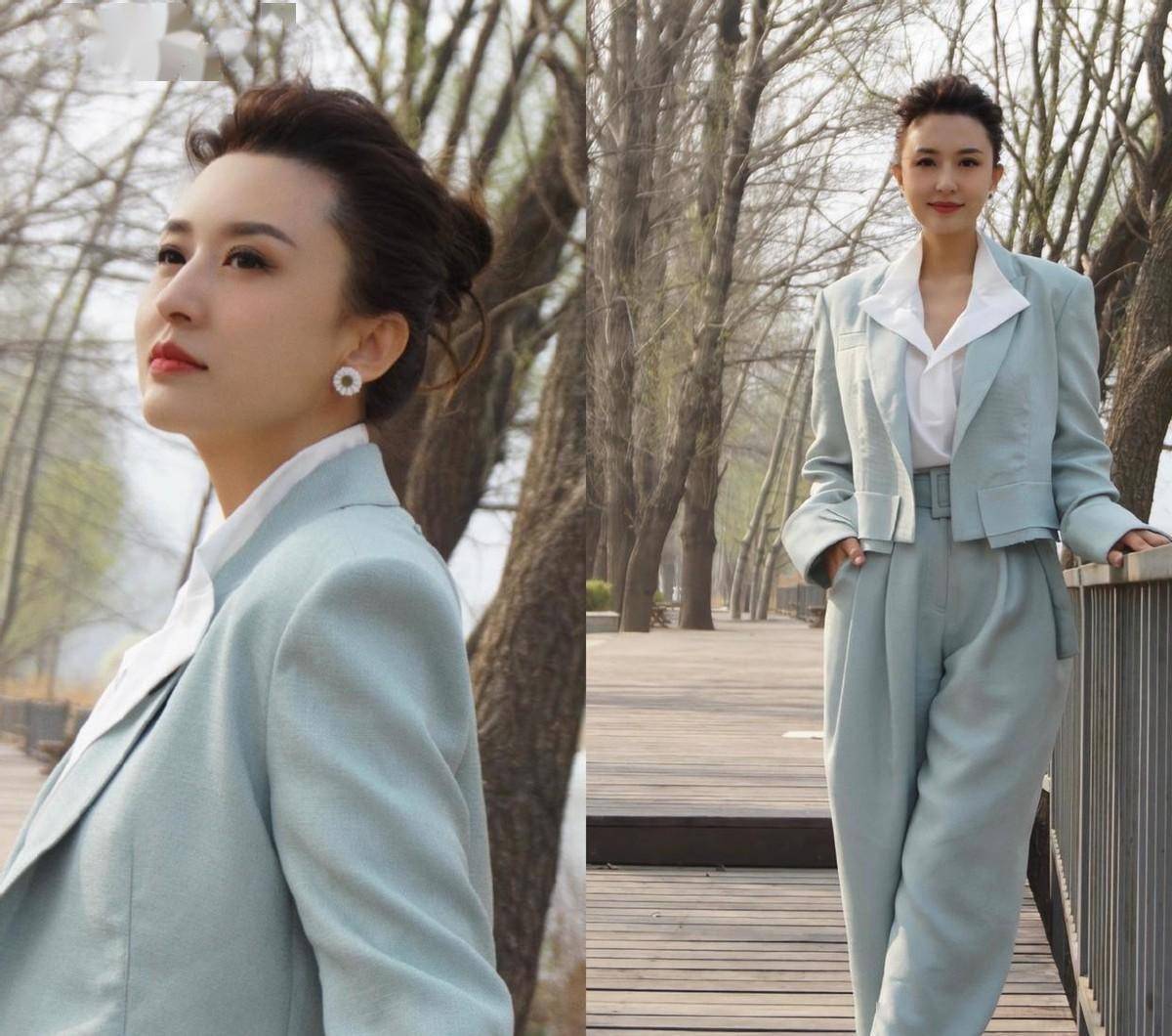央视名嘴张蕾挺会打扮,短西装配衬衫优雅知性,身材比例不输模特_方式