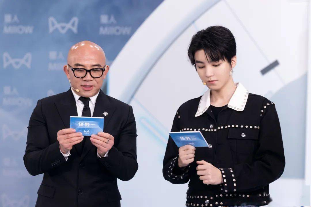 王俊凯宁德心连心活动,主动给小朋友递西瓜,和他们说再见_哥哥_工作