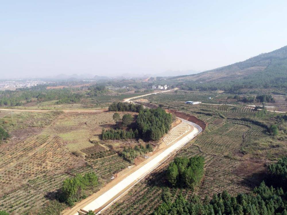 天气晴好,在宁远县舜陵街道宝山村附近的东干渠建设现场,工人们正忙