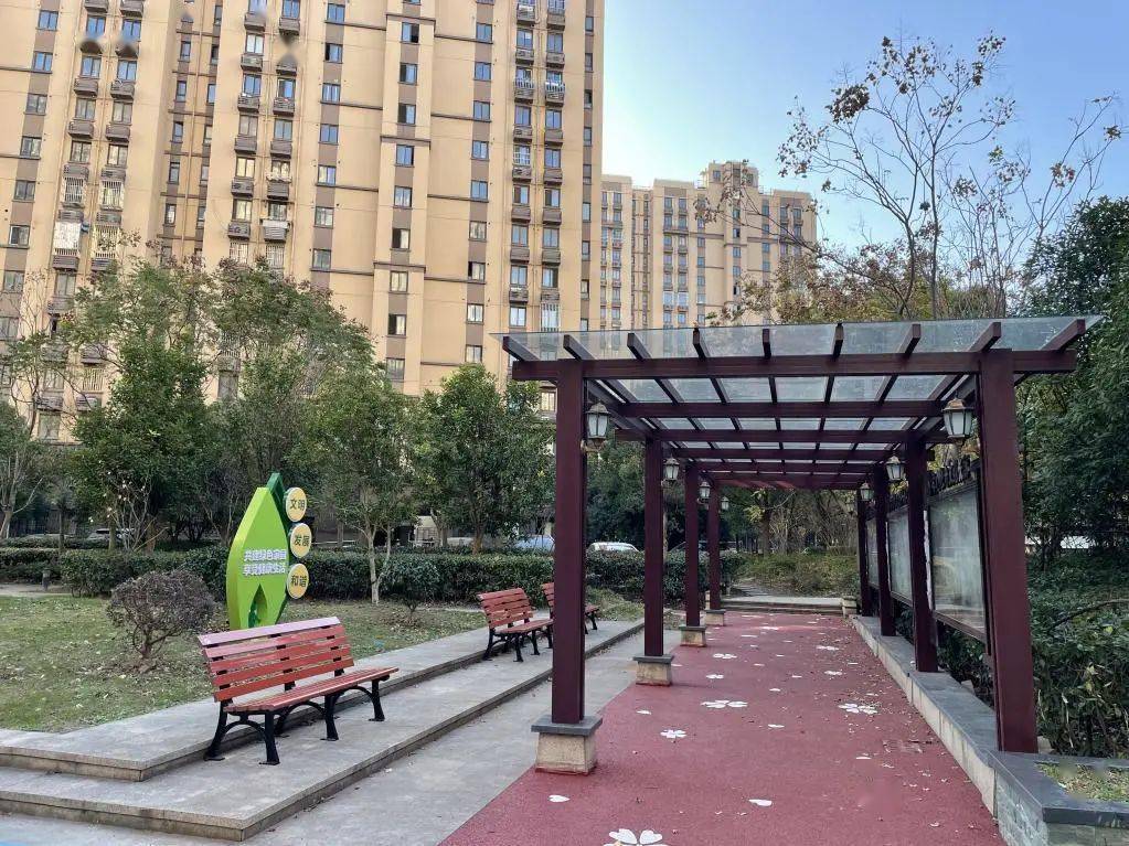 (▲改造后)74嘉莱社区通过对星怡苑70弄小区中心廊架休闲区的微改造