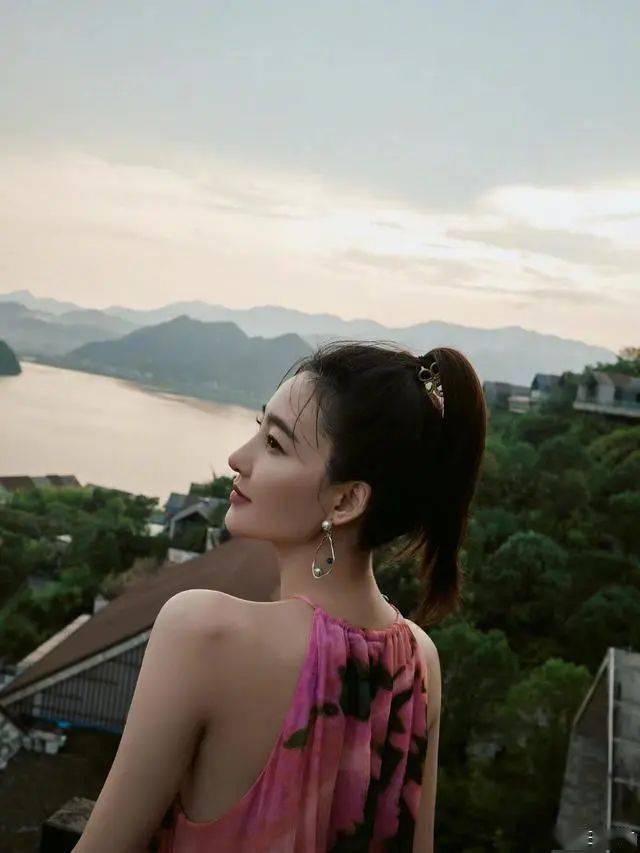 王丽坤晒美照,穿红色挂脖套装裙,直角肩好迷人_身材_气质_女孩子