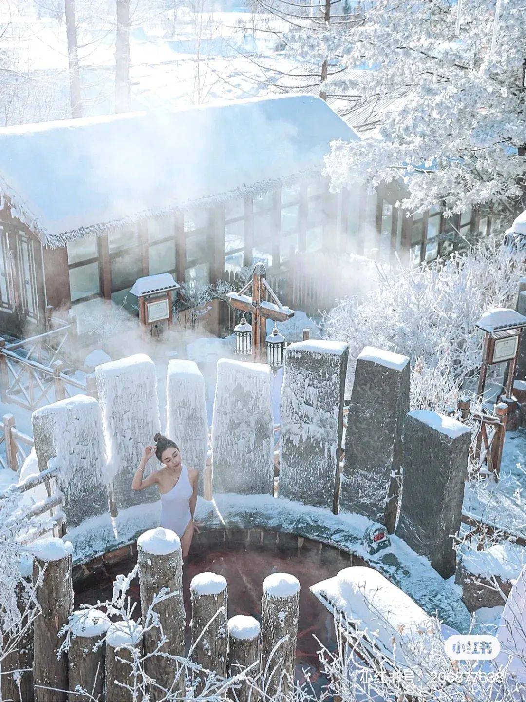 在雪场里骋驰滑完雪再去雪地里泡个温泉人间仙境般的治愈