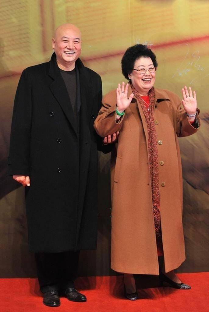 比如富婆陈丽华,在和小12岁的老公迟重瑞一起亮相时,就选择了一款大地