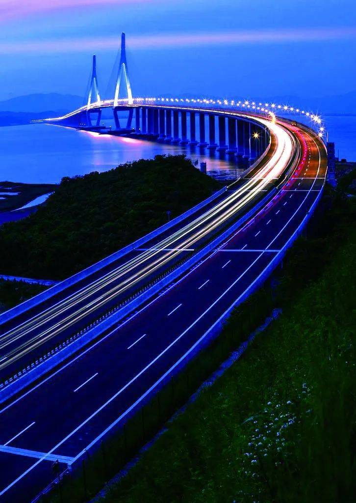 不久的将来,象山港大桥的东侧几十米将会出现另一条长虹卧波——宁象