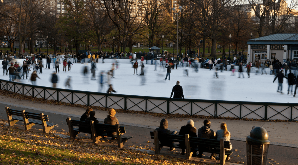 在波士顿冬天做一件浪漫的事, 就是牵你的手去溜冰!
