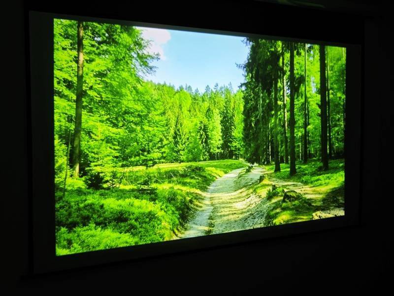 千元高颜值！联想小新100智能投影仪晨曦蓝评测：家庭影院入门就选它了