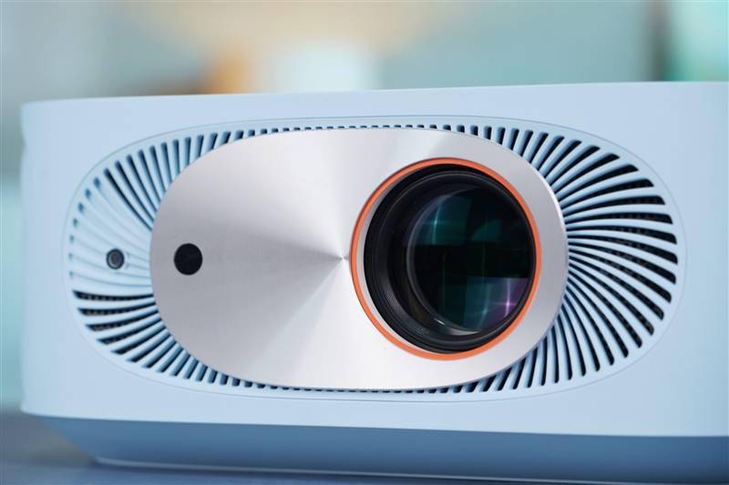千元高颜值！联想小新100智能投影仪晨曦蓝评测：家庭影院入门就选它了
