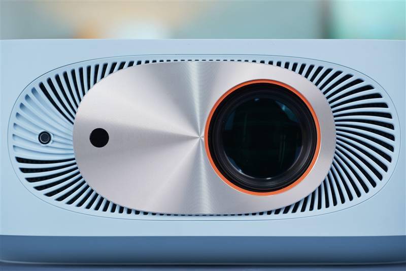 千元高颜值！联想小新100智能投影仪晨曦蓝评测：家庭影院入门就选它了