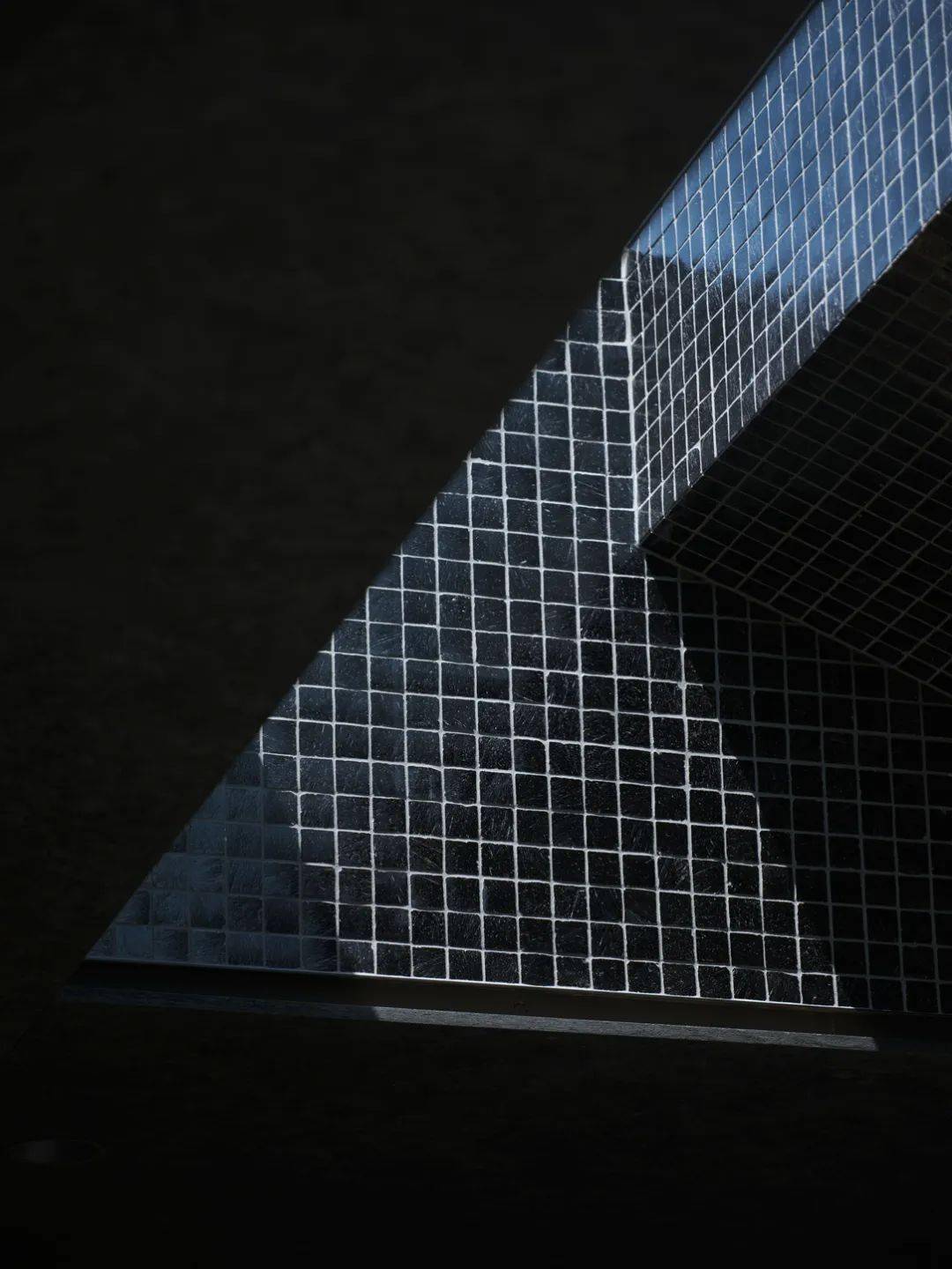 主要是用来探索如何将自然的天光引入室内,用黑色玻璃马赛克瓷砖覆盖