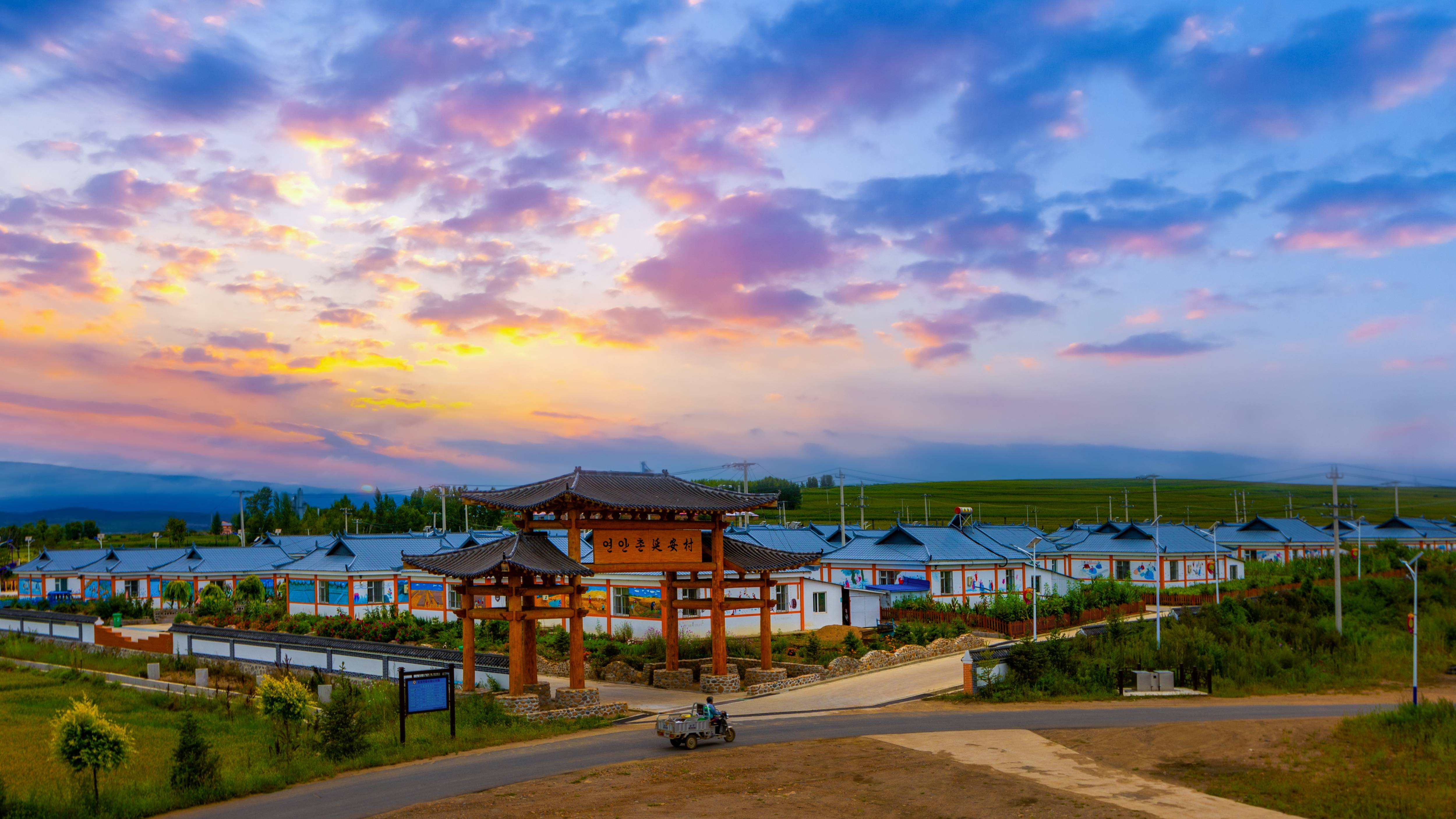 延安村全景5.松花村园区:在这里可以参观"一园三区一基地".