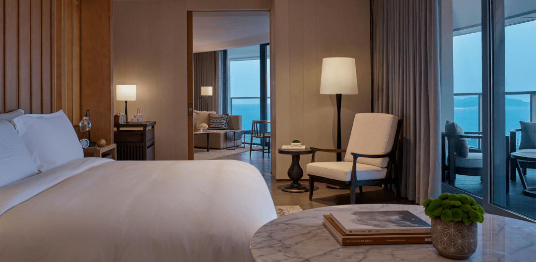 酒店共501间客房,包括46间套房和11栋别墅,可以从不同角度欣赏海景