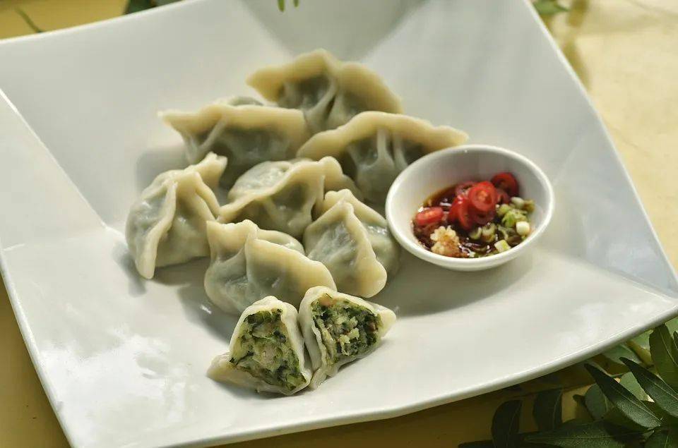 “饺子”的英语千万别直接说“dumpling”！正确地道的表达是这个！_面团_water_the