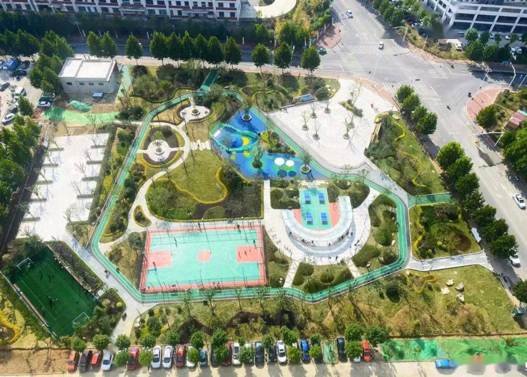 悦民公园位于军民路与平川路交汇东北角,原来为一闲置空地.