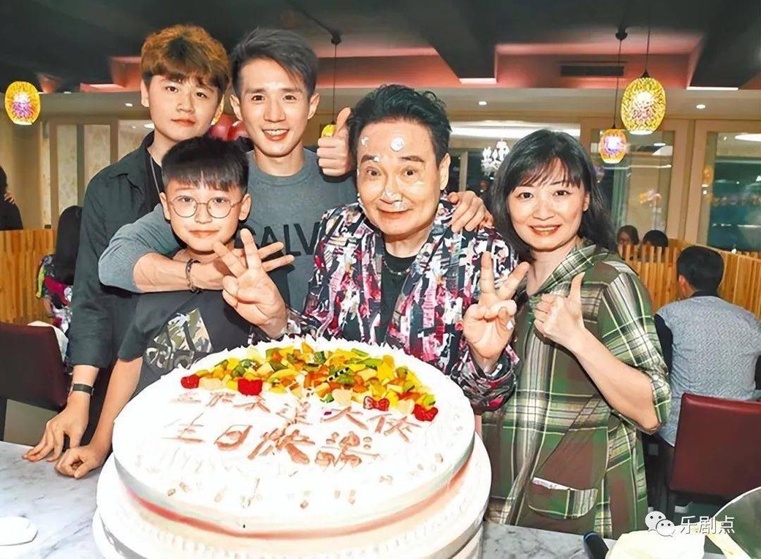 孟飞一家吃大餐庆新年,鸽子蛋大翡翠戒指太抢镜_罗月伶_妻子_孟翔