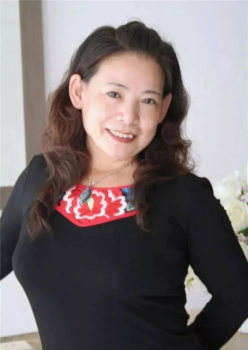 艺术家简介画家将此幅小写意作品命名为《烟雨人间》,以鸡冠花为主体