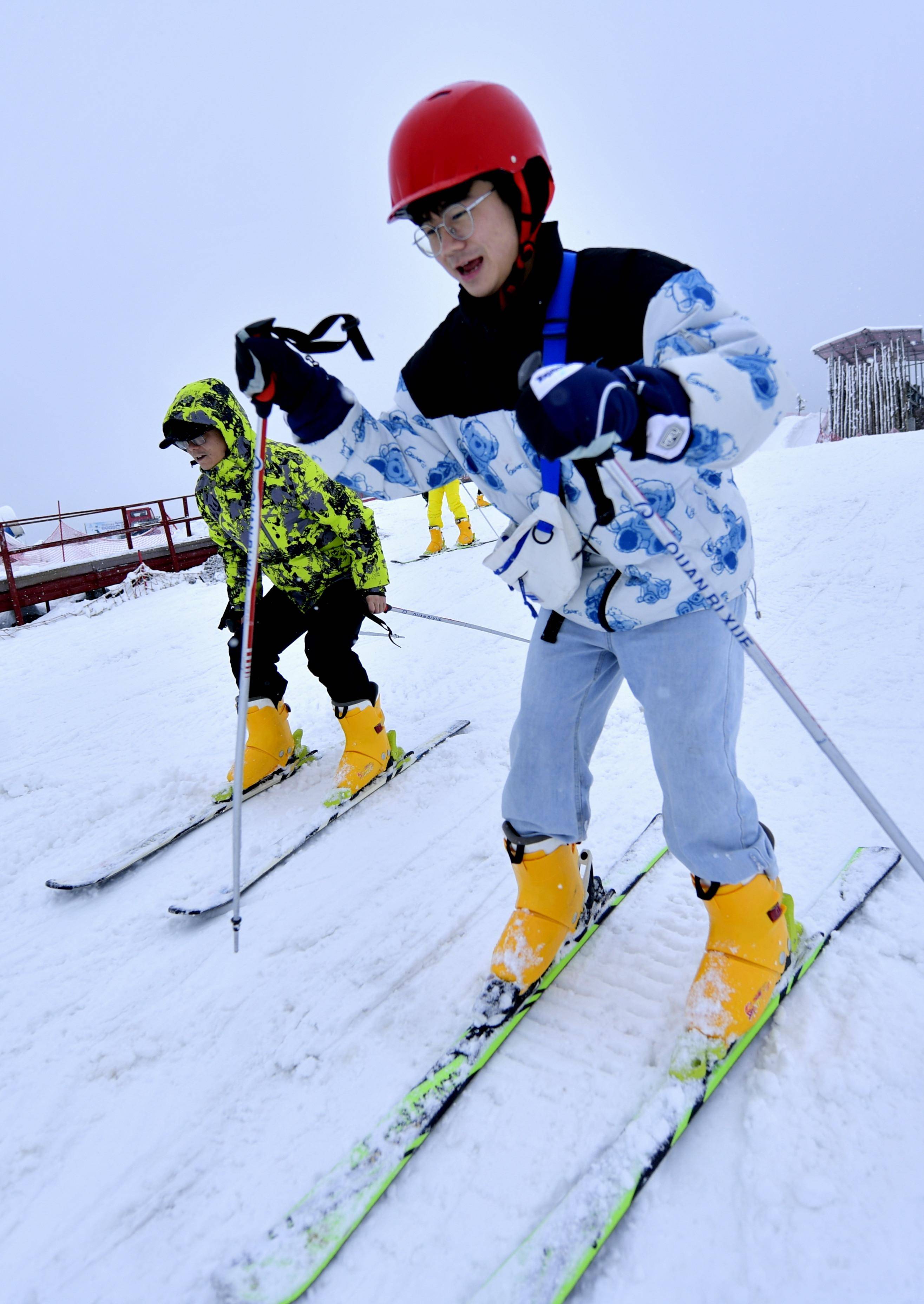 遊客在河北省石家莊市西部長青冰雪小鎮滑雪遊玩(無人機照片)