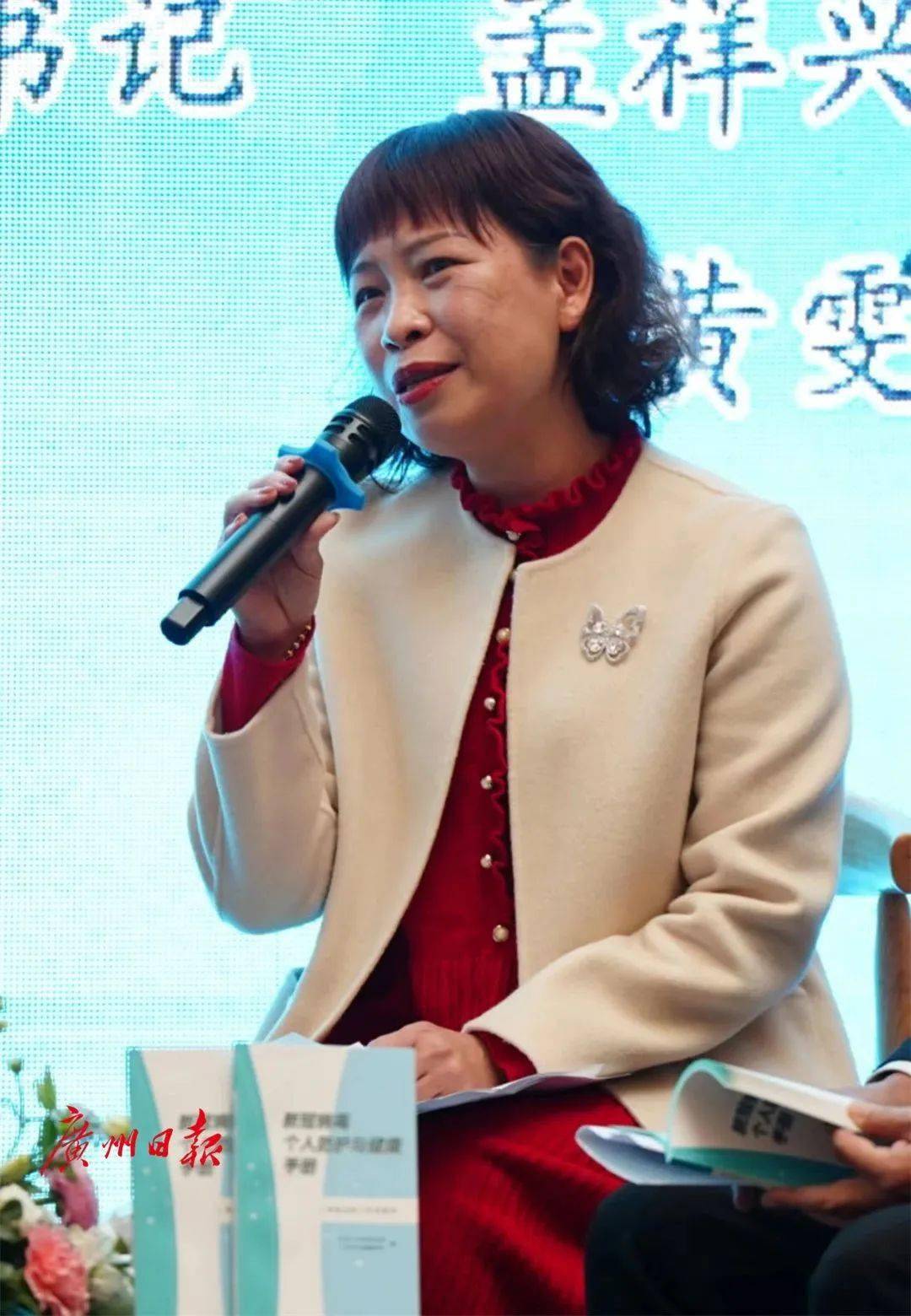 广州市天河区汇景实验学校校长黄雯说,疫情以来大概有两个月线上教学