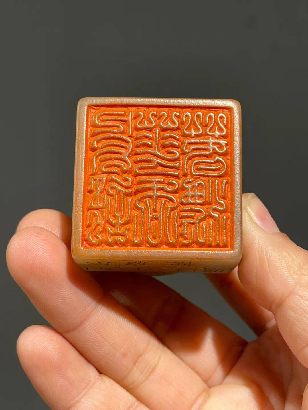 上手稍加盘玩即刻温润无比,令人爱不释手,此章造型华丽优雅,博古贵气