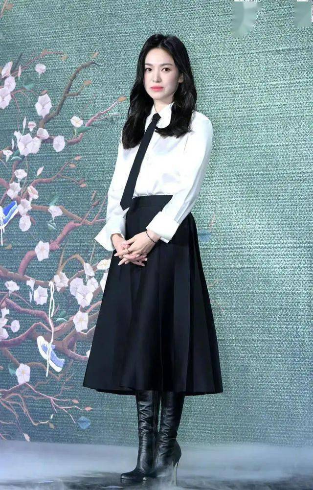 我们都知道宋慧乔是小个子女生,官方显示只有161厘米,所以,在穿衣搭配