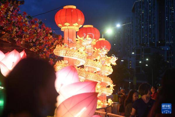 新加坡牛车水举行夏历新年庆贺活动亮灯仪式
