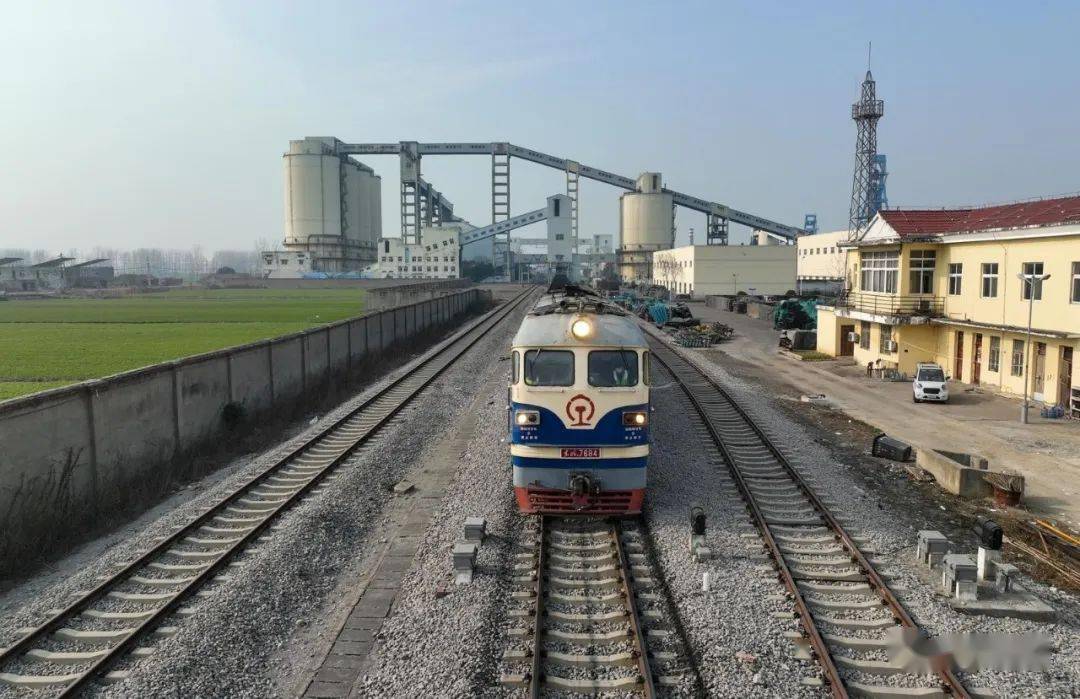 1月2日,皖北煤電集團錢營孜煤礦火車正在裝運電煤.