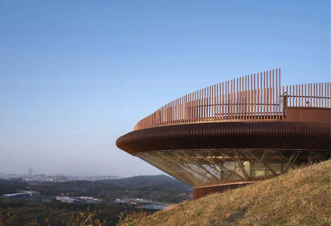 水平与坡向的关系在建筑上的体现山顶的消防瞭望设施,很自然的会让