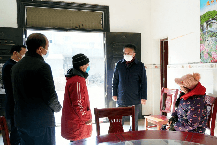 慰问了困难职工项冬梅,困难群众熊小红,喻以福,万军林,困难党员万永祥