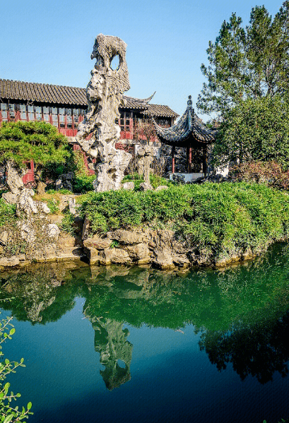 水,石相融合而呈天然之趣利用雲牆和建築群把園林劃分為中,東,北,西四