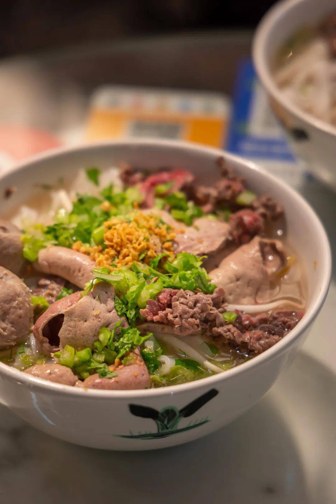 搭配的牛肝和牛心分量实在多,满满覆盖在粿条上~牛骨汤渗进裸条加上一