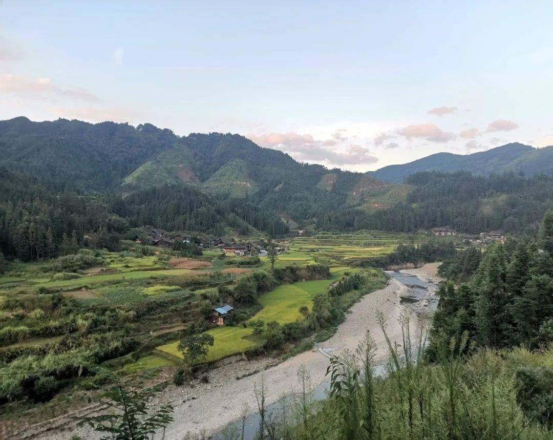 首先,据了解我服务的八平小学位于榕江县寨蒿镇建卫村,距离寨蒿镇8