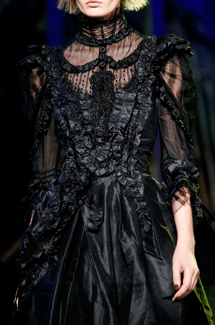 fall 1997实际上,从1980年代起便在时尚潮流中占有一席之地的哥特风格