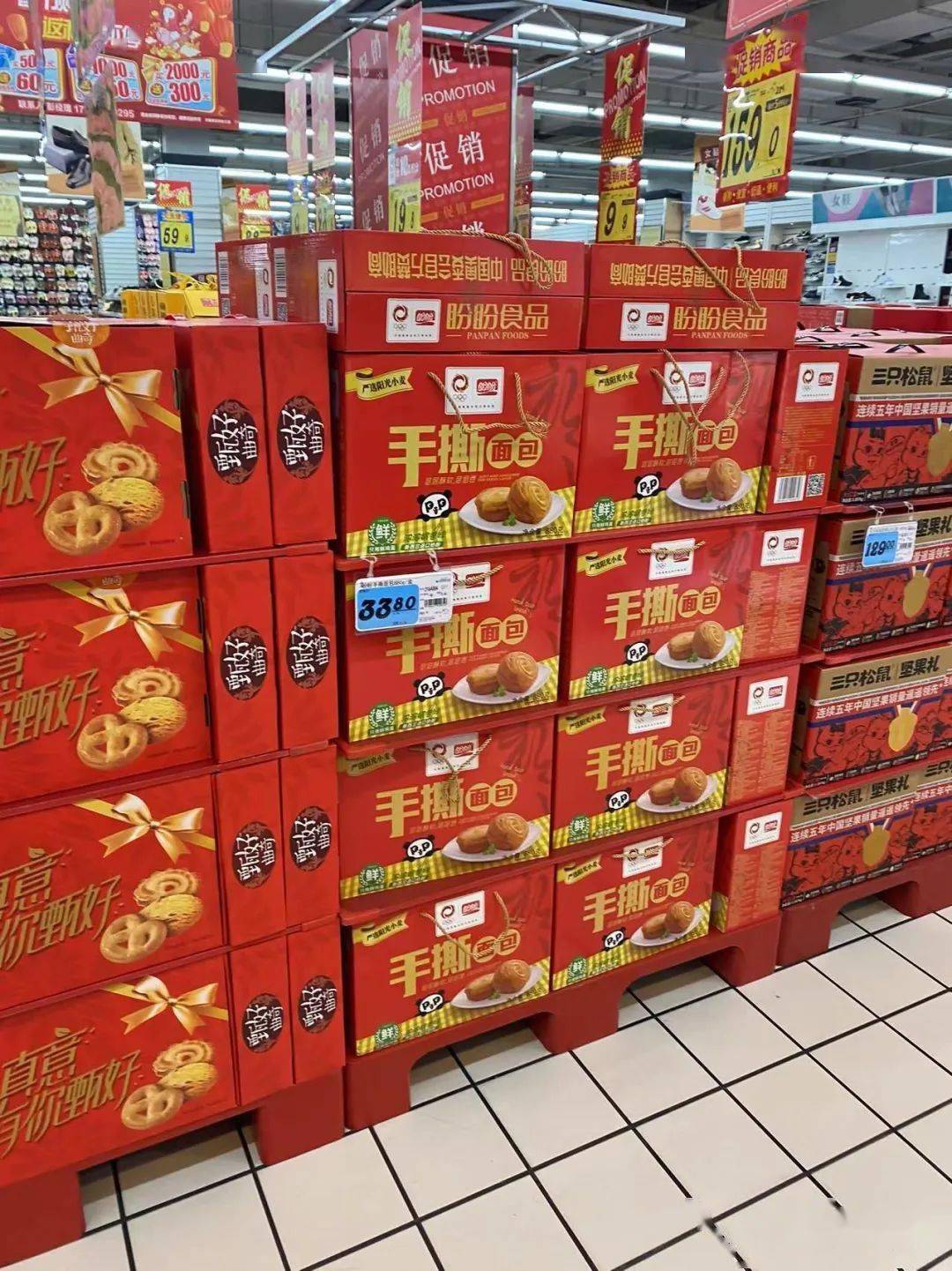 大润发常德店年货陈列很有气势