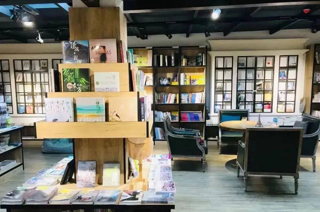 8:30-18:00三联书店(touch12街店)位于长春市touch12街的三联书店,是