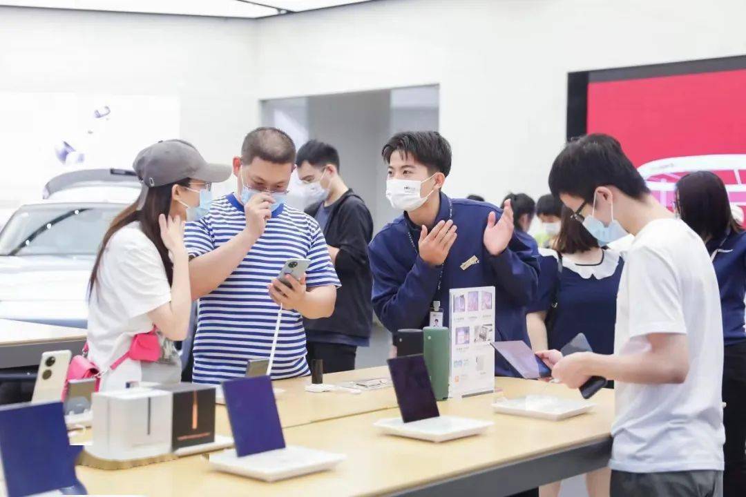 在"华为智能生活馆·海口万象城"到店参与"打个电视让爱相见活动"就能