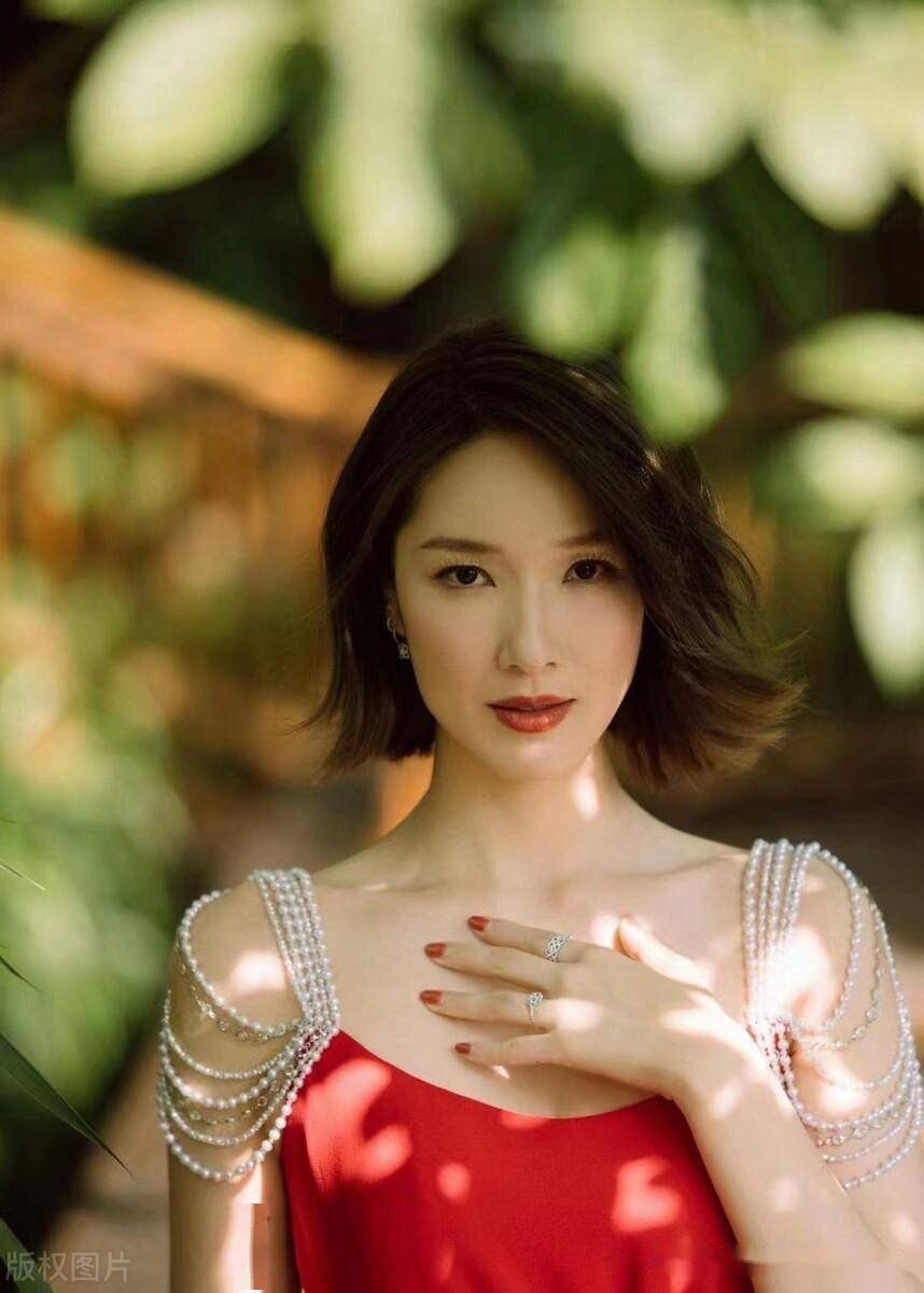 李亚男红裙写真:光影弥漫端庄优雅