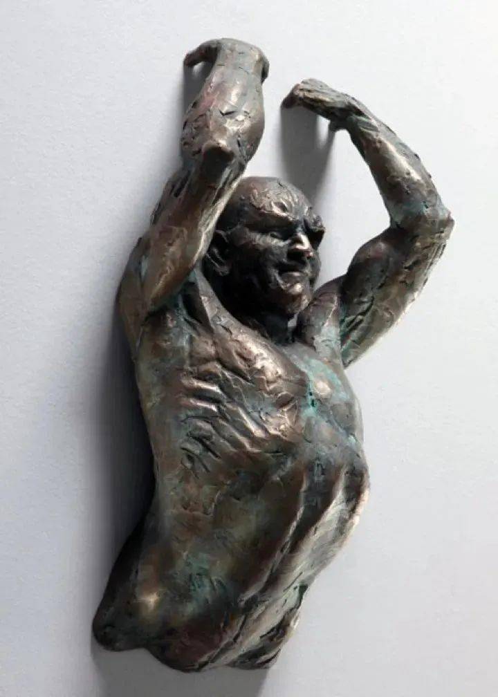 破墙而出的个性,艺术家普格利泽 强劲伟岸的男性人体雕塑_作品_想象力