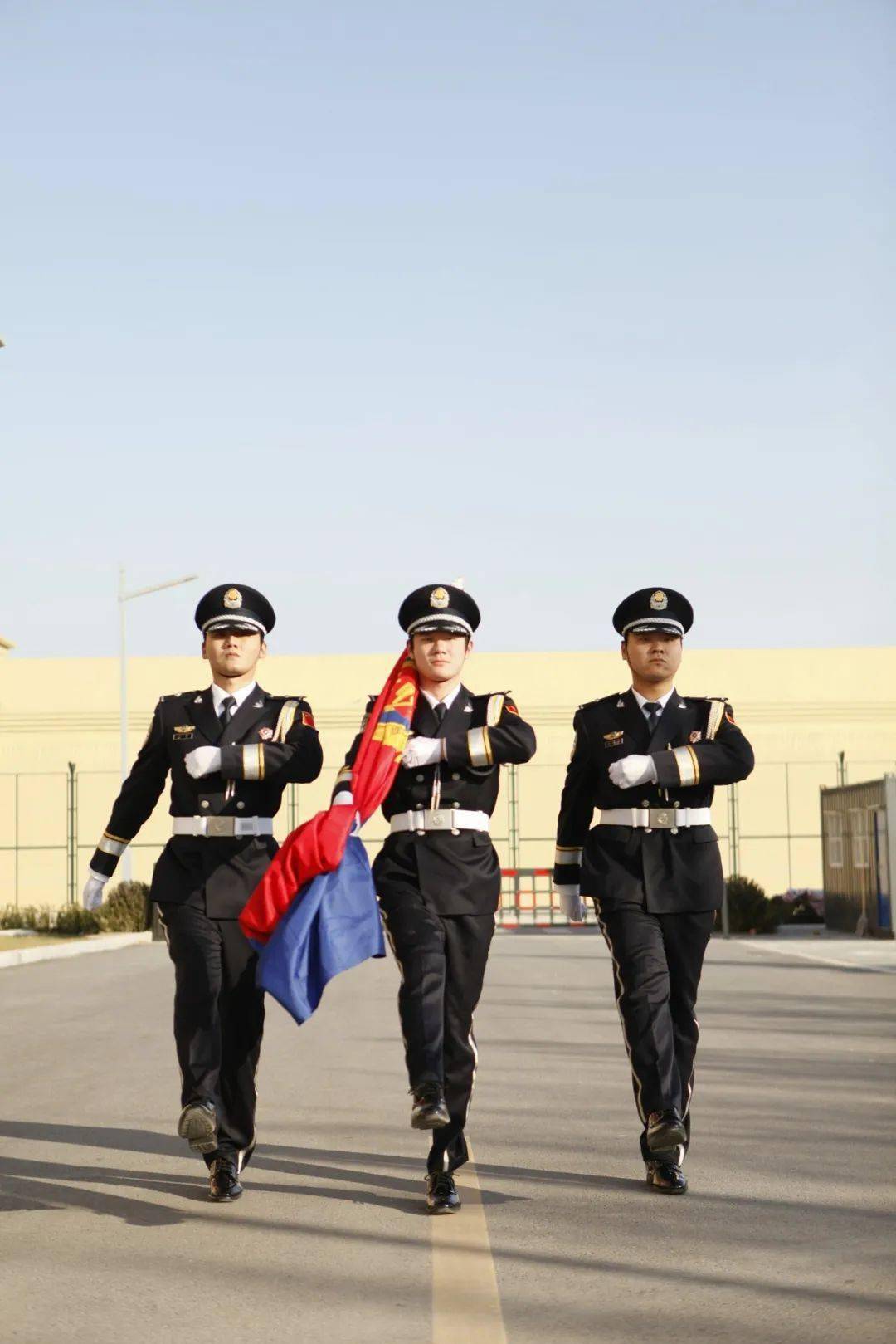 護衛警旗行至升旗臺前,獵獵警旗伴隨著激昂的《中國人民警察之歌》