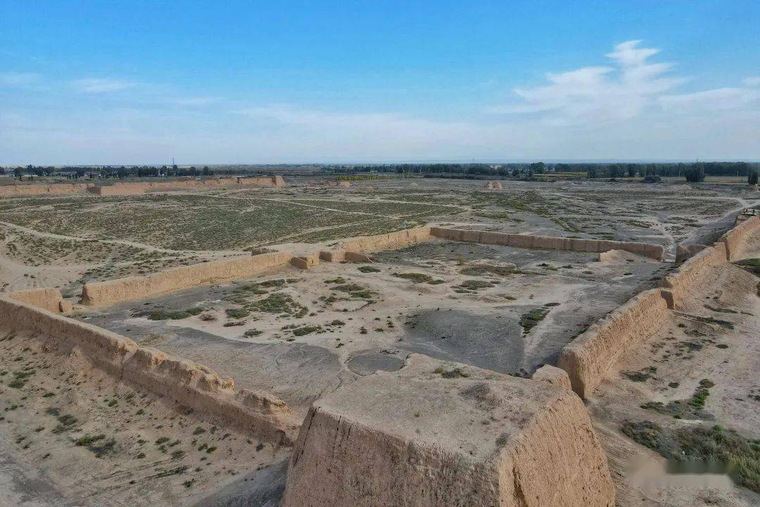 西山古城的拔地而起,暗示秦王寨文化社会已经是一个经济水平空前提高