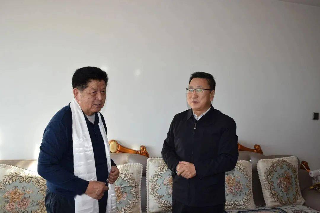 1月10日,甘南州委副书记杨君走访慰问部分离退休干部,专业技术人才和