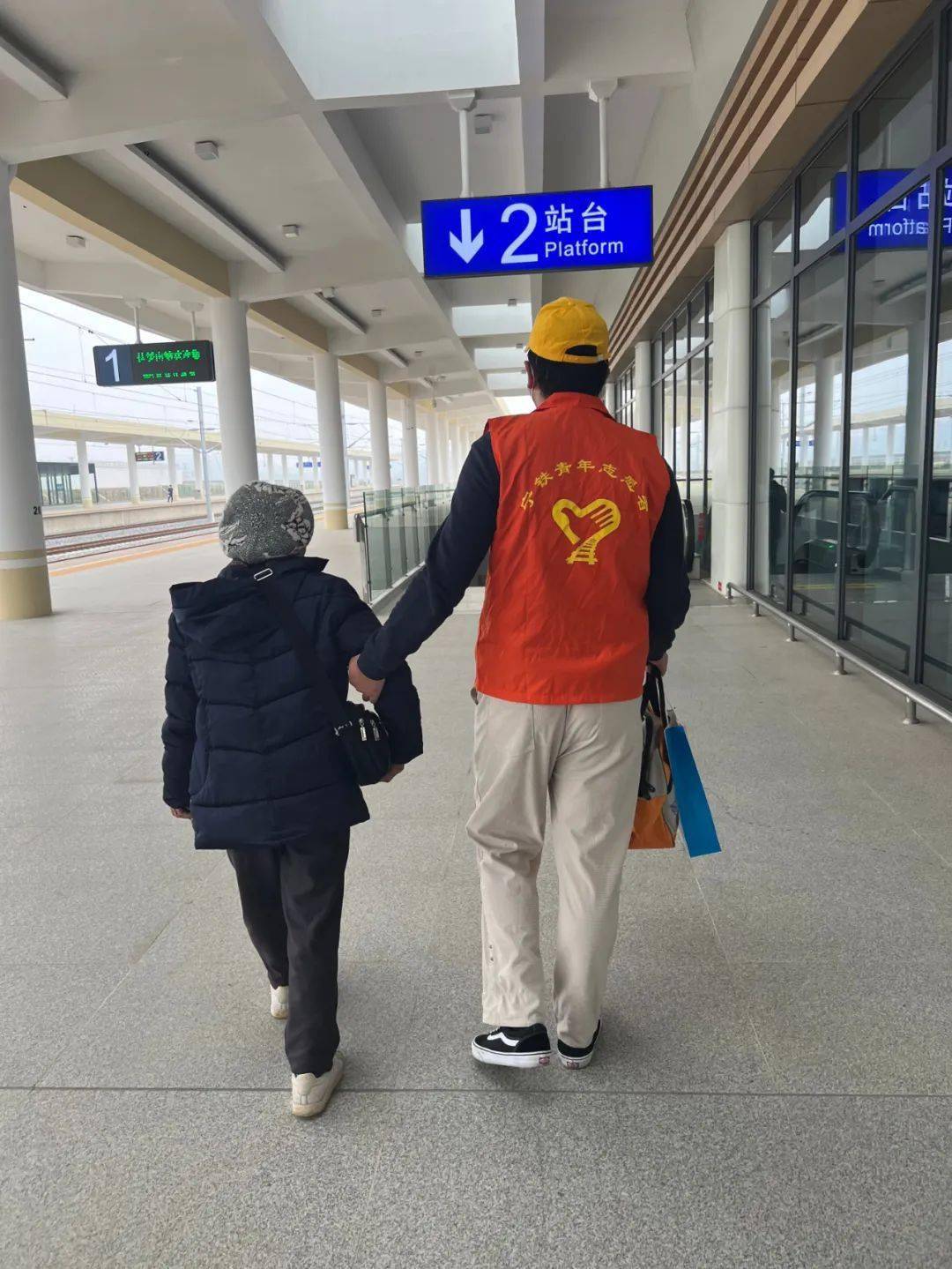 扶绥政企青年志愿者开展情满旅途 温暖扶绥服务春运活动
